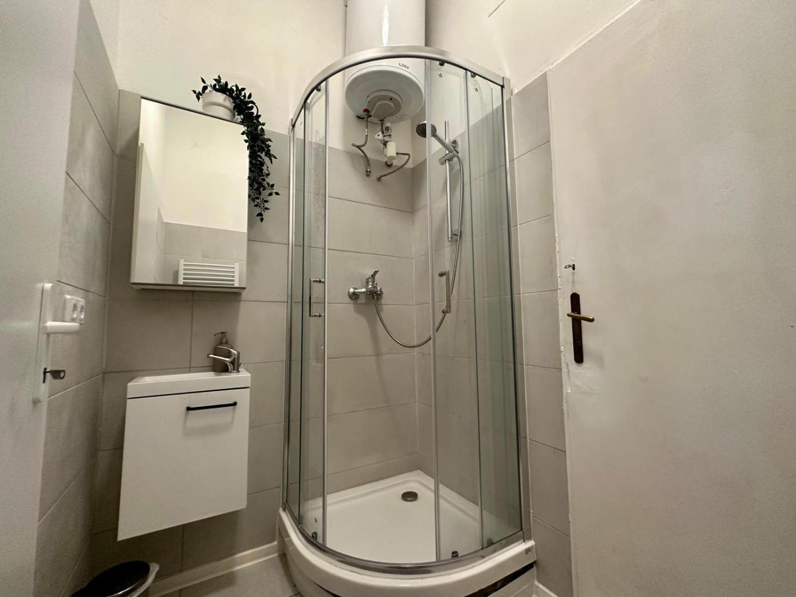 Spacious Apartment, 3 Min To U6 Metro Vienna Luaran gambar